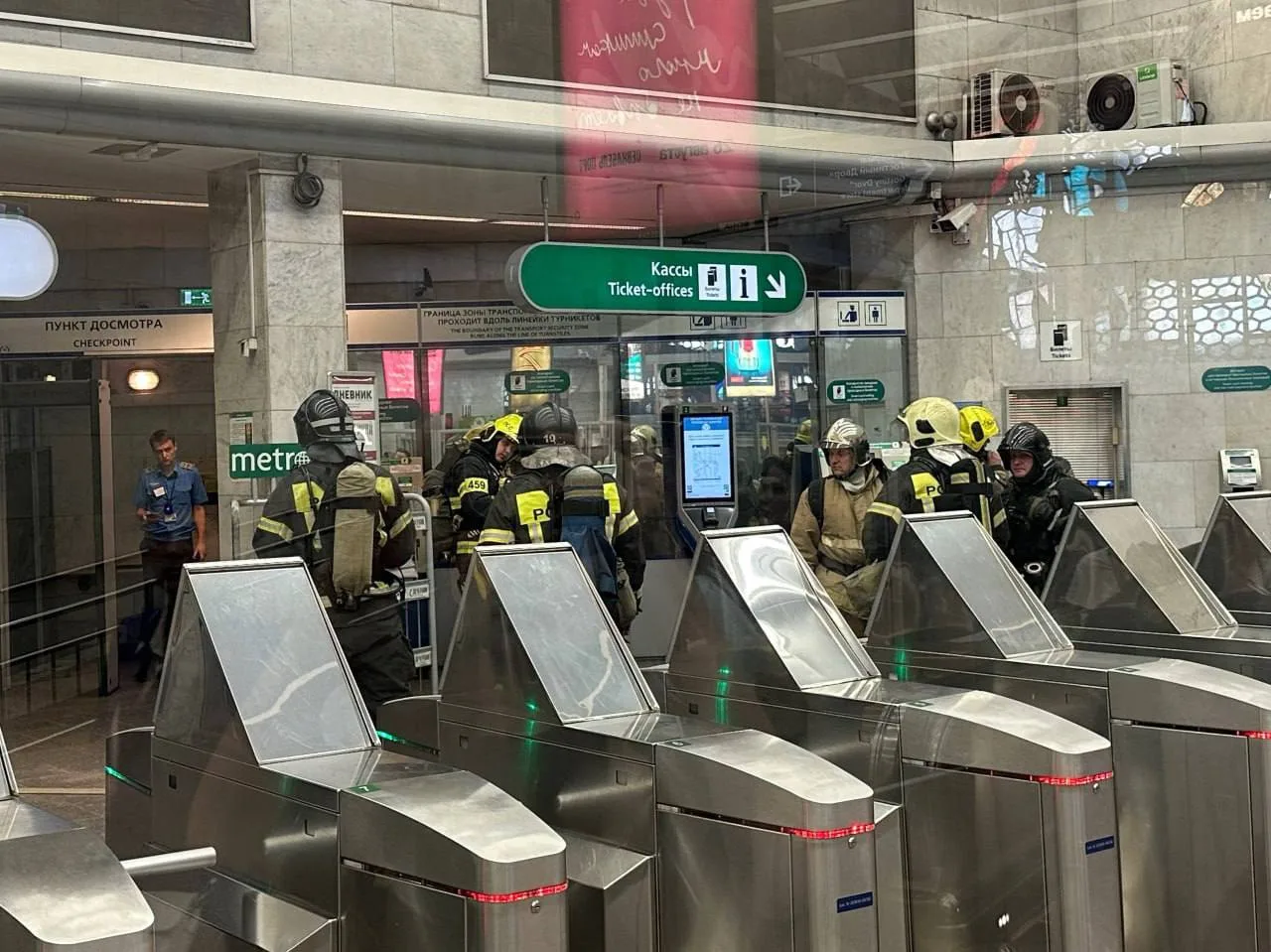 🚇 Станцию метро «Гостиный двор» закрыли на вход из-за запаха гари в служебном помещении.