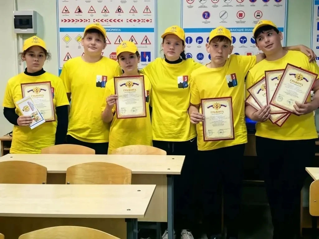 Команда юных инспекторов движения Центра дополнительного образования с. Долгоруково пол...