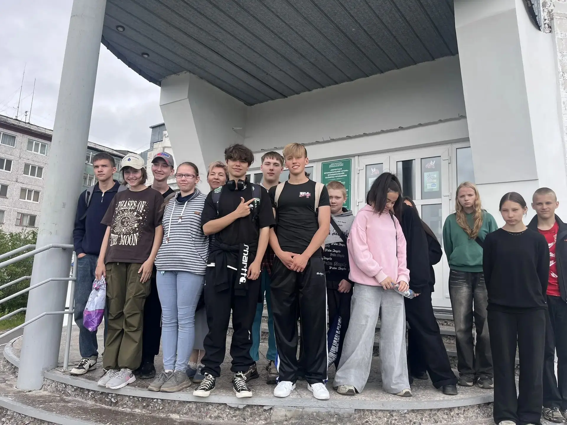 Девятый день в лагере труда и отдыха ⭐ 

Продолжили уборку пришкольной территории 🧹 

После трудово