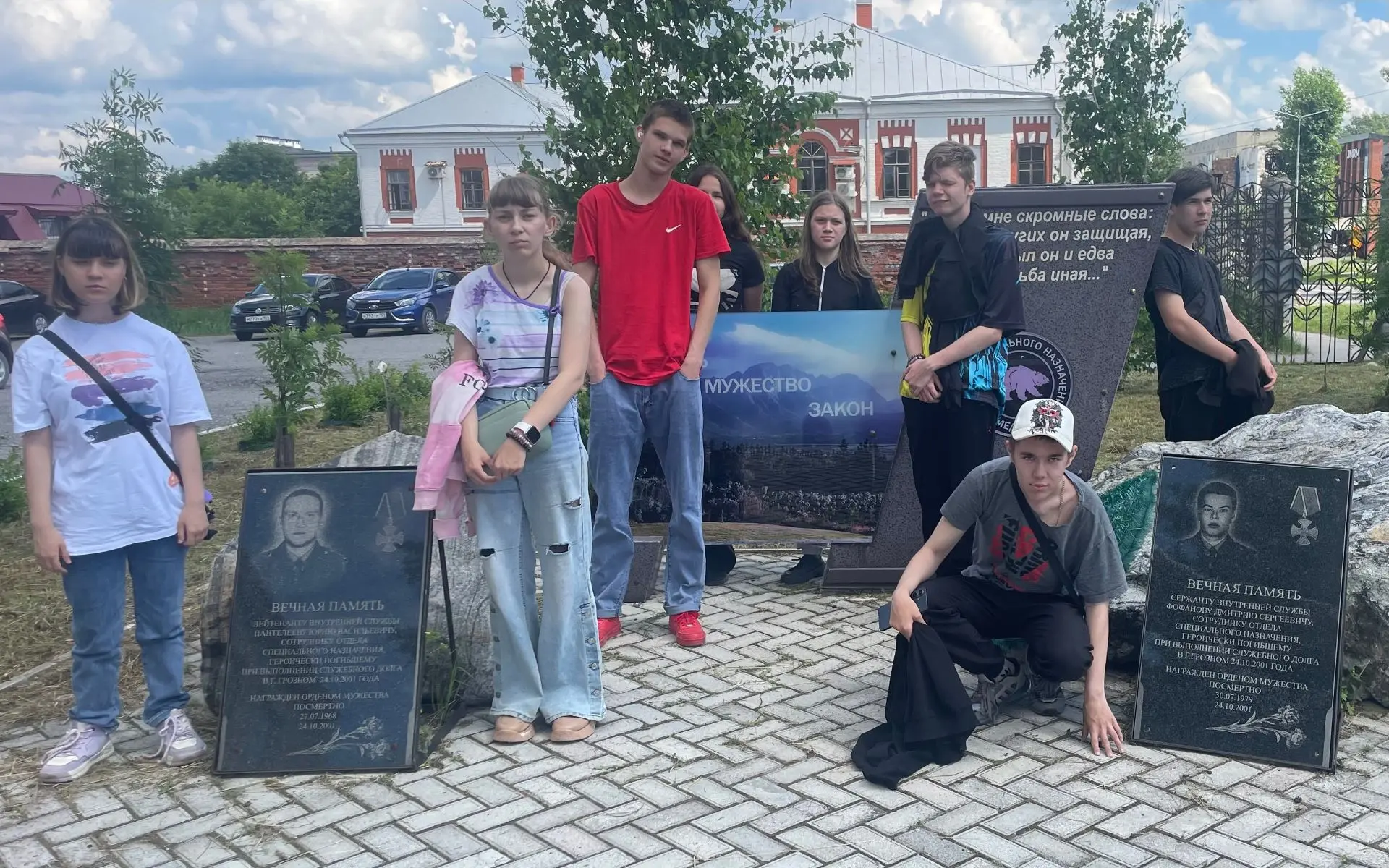Сегодняшний день у ребят из отряда «Юность» был насыщенным и полезным, все были заняты ...