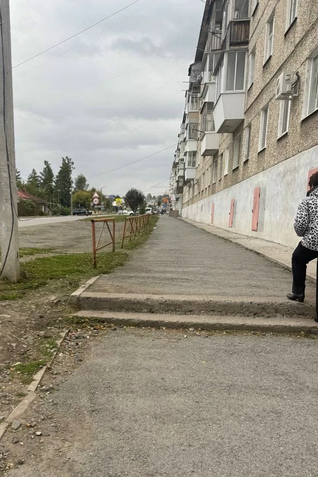 Вы что творите, дедушка на инвалидной коляске три часа не мог забраться по ступенькам э...