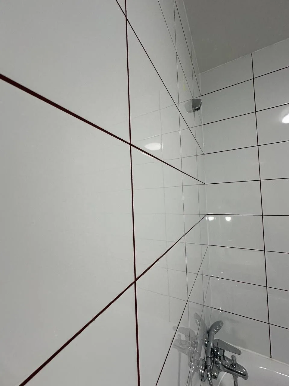 🚿 Недавно наши мастера выполняли работу по покраске швов в ванной комнате.