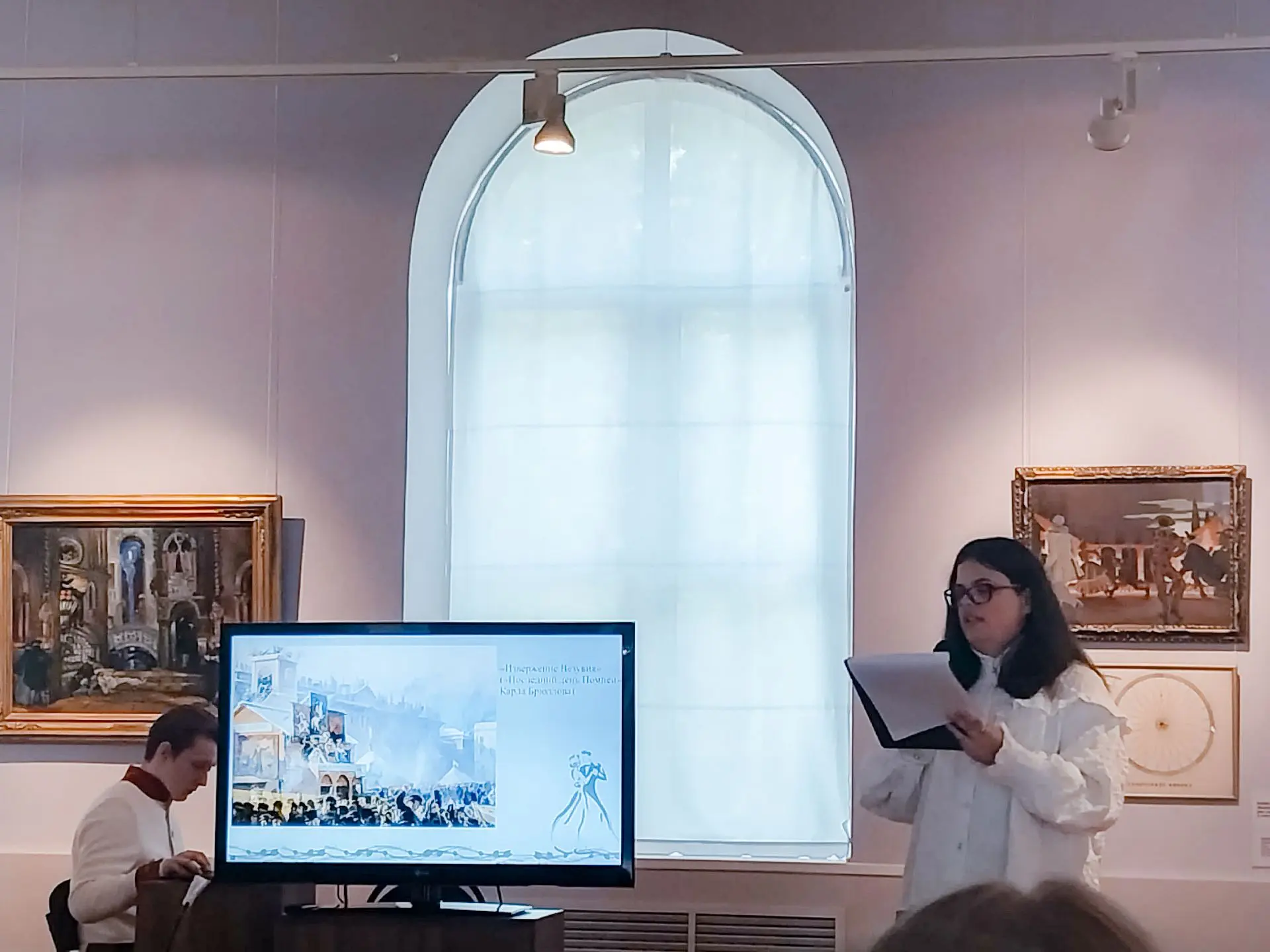 🧑‍🎨Студенты Ивановского художественного училища станцевали полонез и вальс среди шеде...