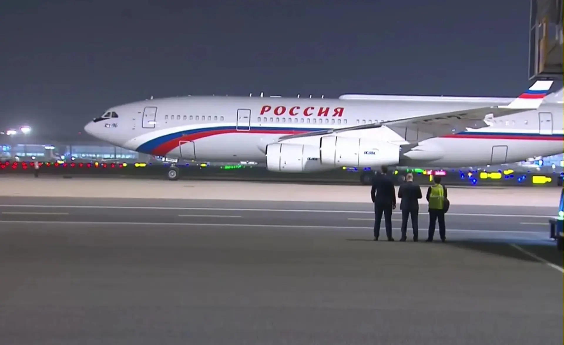 Путин прибыл в Китай с двухдневным визитом, — СМИ.  Самолёт президента РФ приземлился в Пекине. Завт