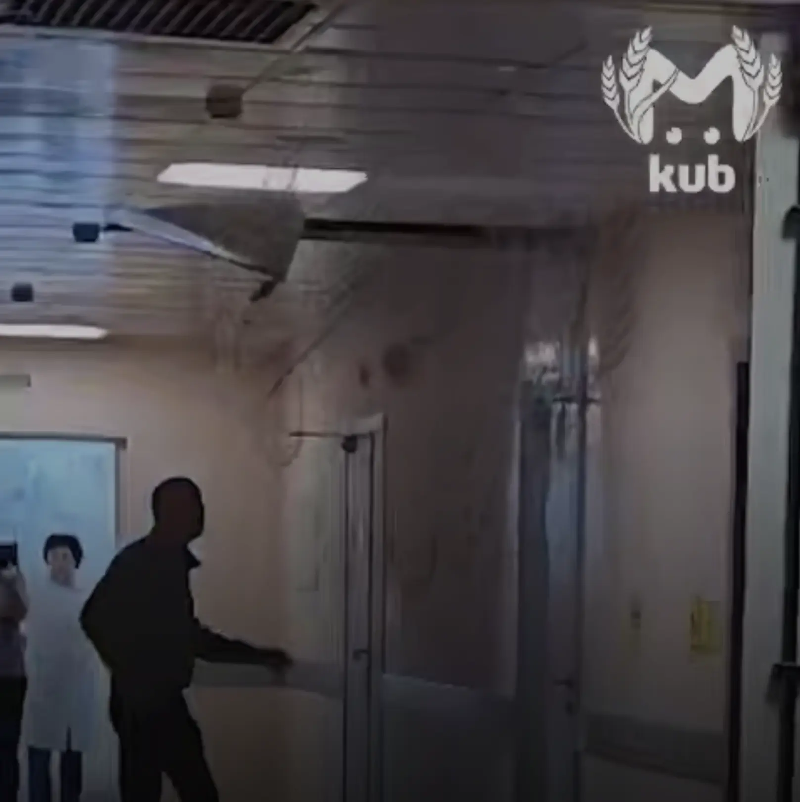 🏥 В поликлинике за 1 млрд руб. протекла крыша спустя полгода с открытия.   Ливень затопил трехэтажно