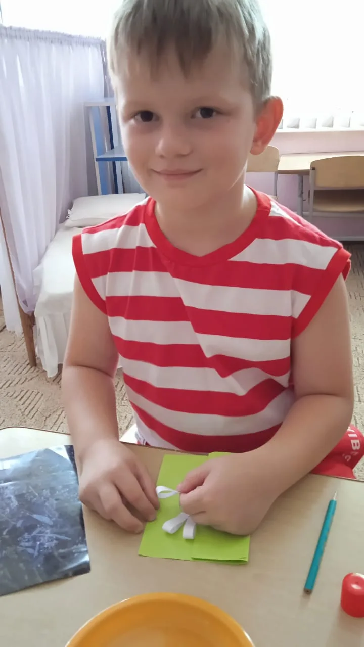 Сегодня в гр. «Рябинка» ребята сделали открытку в подарок своим родителям ко Дню семьи , любви и вер