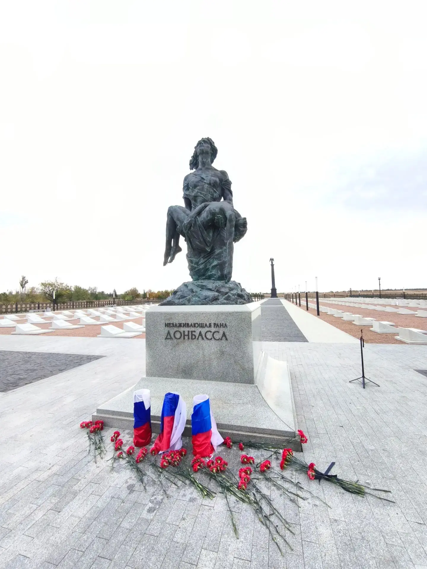 Сегодня, 1 октября, у мемориала «Незаживающая рана Донбасса» в Луганске состоялась торж...