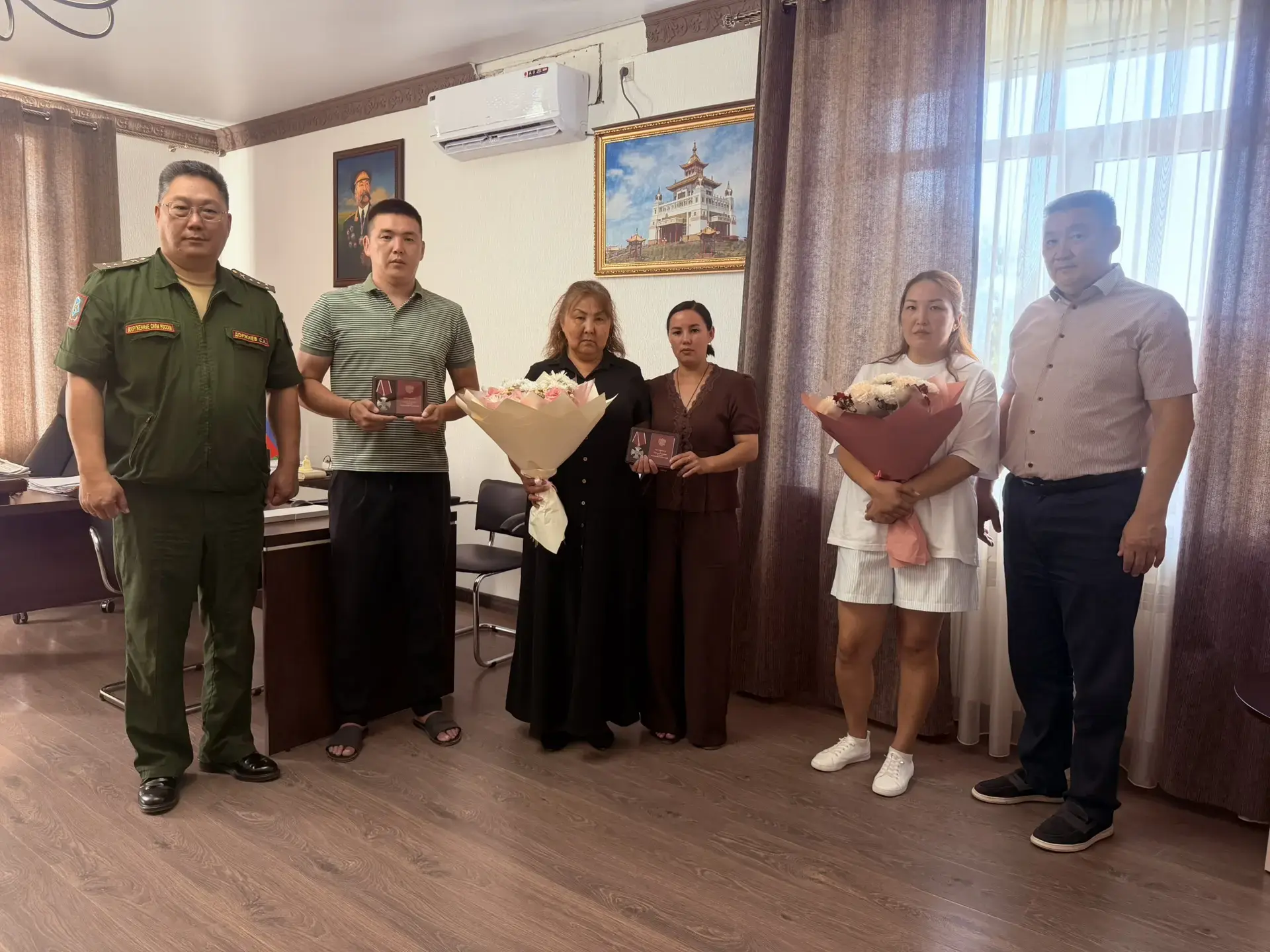 Семьям погибших земляков вручены награды.