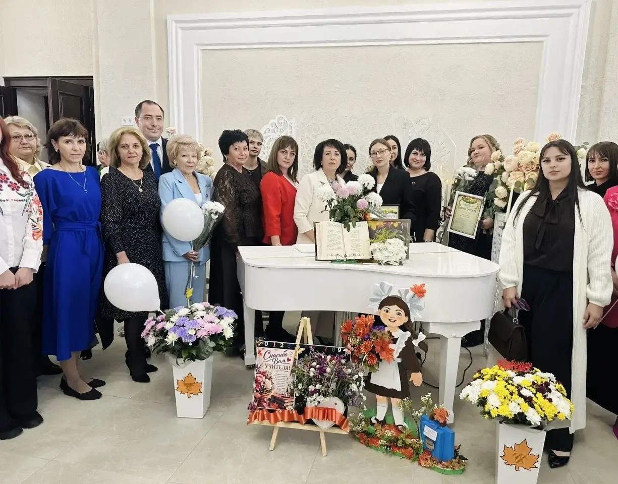 2 октября делегация учителей МБОУ СОШ №2 посетила общерайонный концерт, посвящённый Дню...