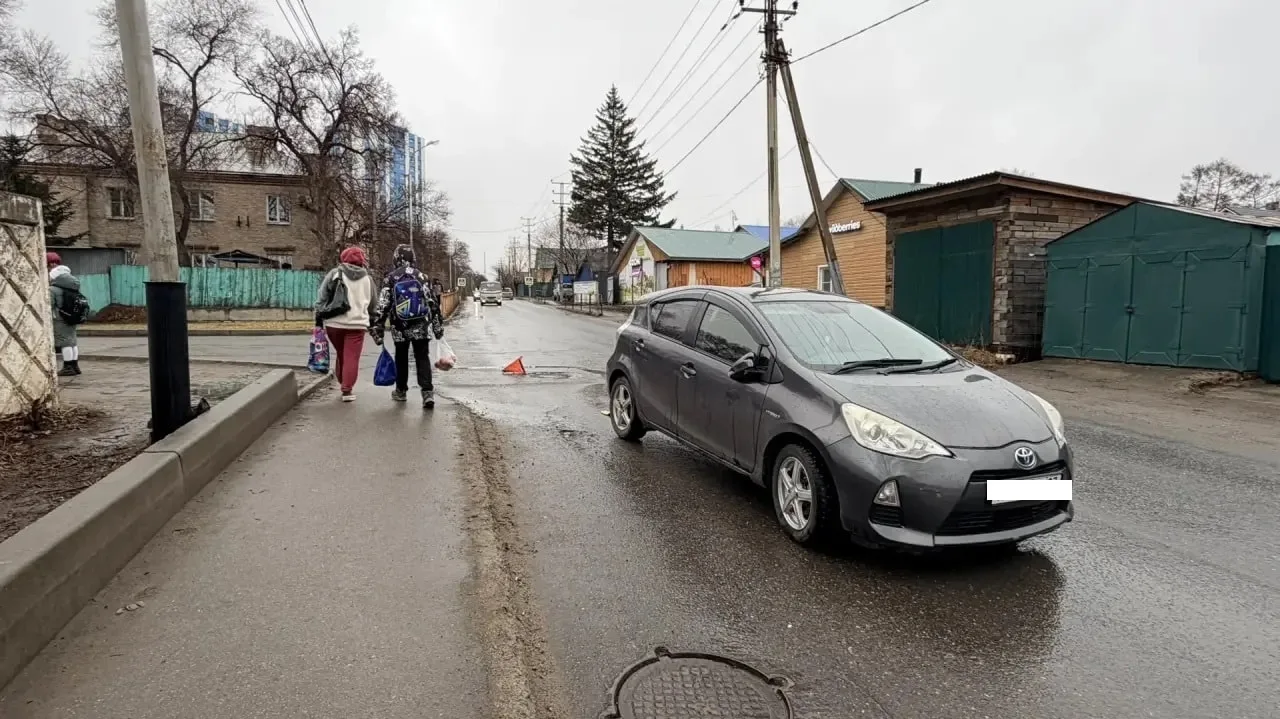 Женщину с ребенком сбила хабаровчанка на Лазо.  Автомобилистка на Toyota Aqua выезжала из проезда и 