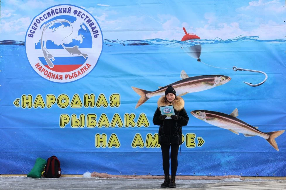 А на сцене продолжалась развлекательная и конкурсная программа, в том числе, дефиле дет...