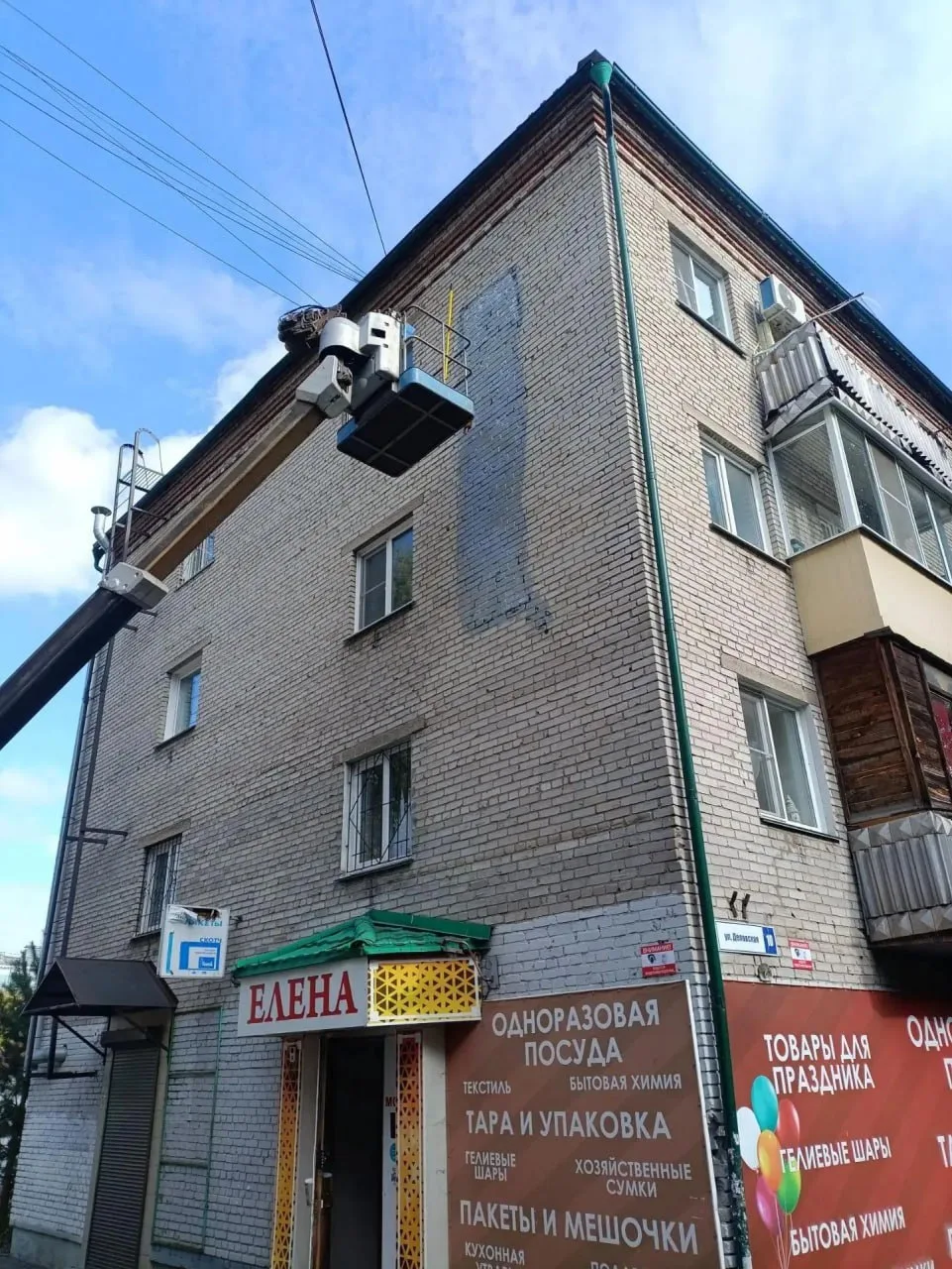 Одинаковые граффити, появившиеся на фасадах двух многоквартирных домов в Барнауле, закр...