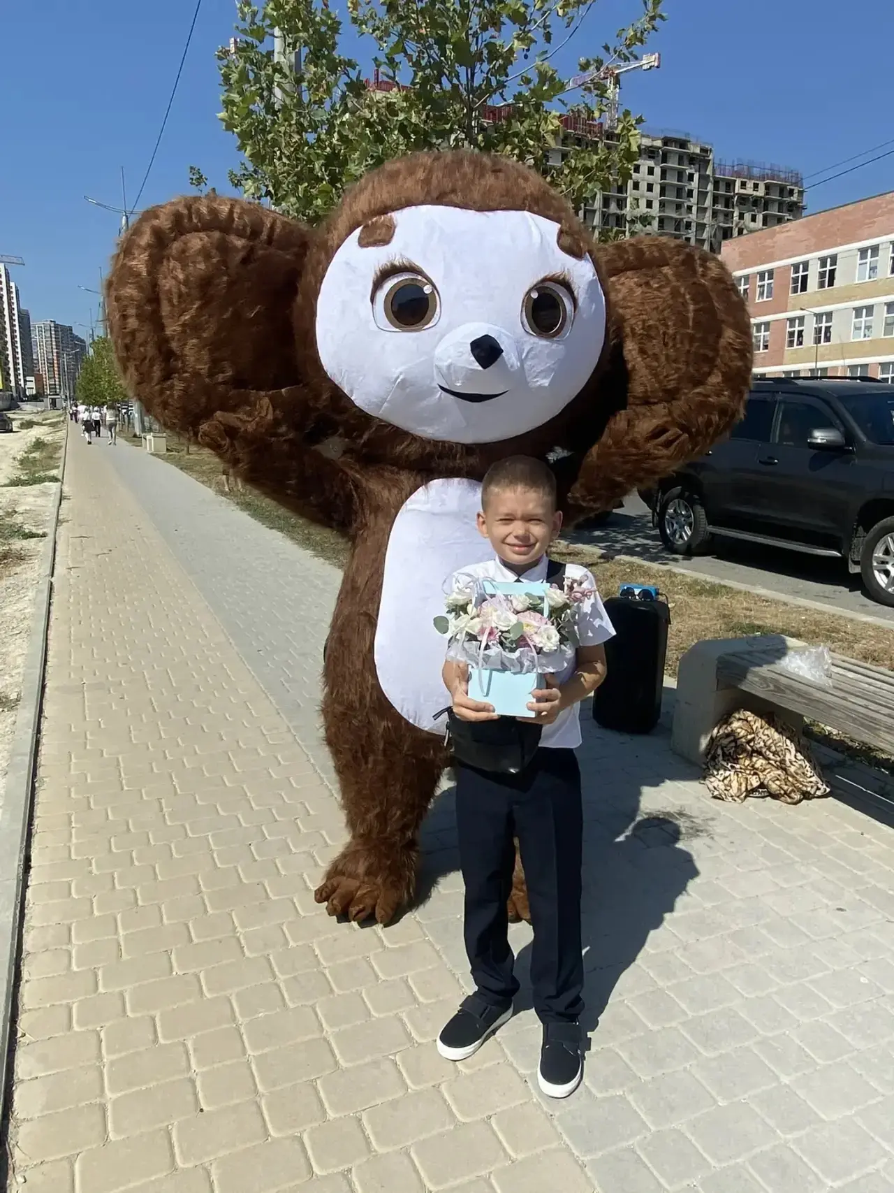 Идя в школу 1 сентября, испытываешь некоторую тревожность. Но если встретить Чебурашку,...