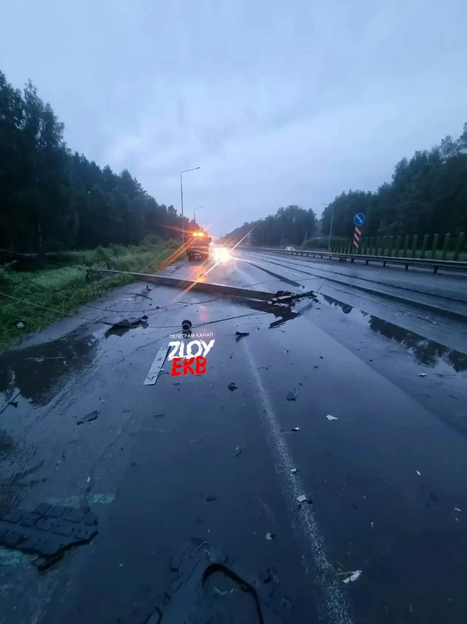 Помятые столбы, разбитые машины. ДТП сегодня утром произошло на дублере сибирского тракта. Подробнос