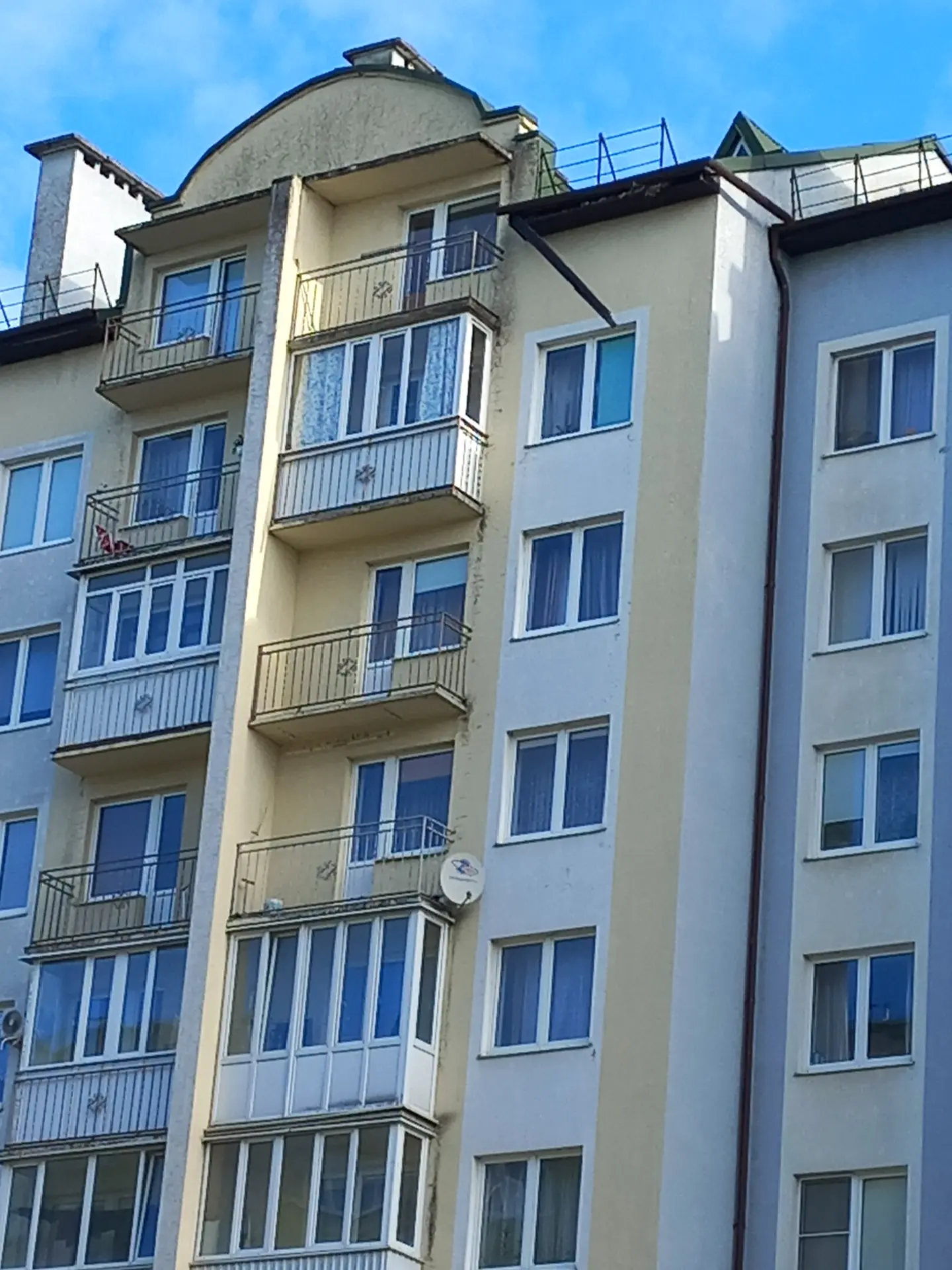 Выполнен демонтаж оторванной подшивки кровельного свеса на доме по адресу: Кутаисский п...