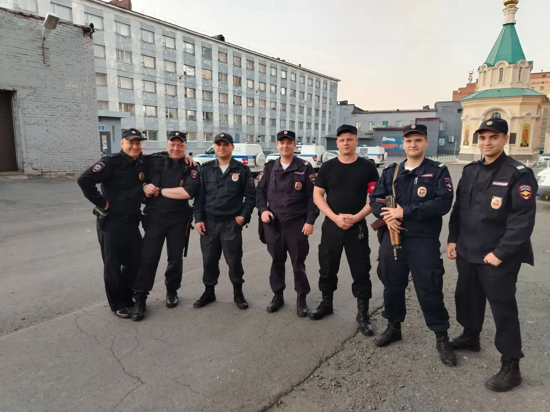 Автопатруль ОБППСП №3112 и народный дружиник несли службу на улицах Центрального района...