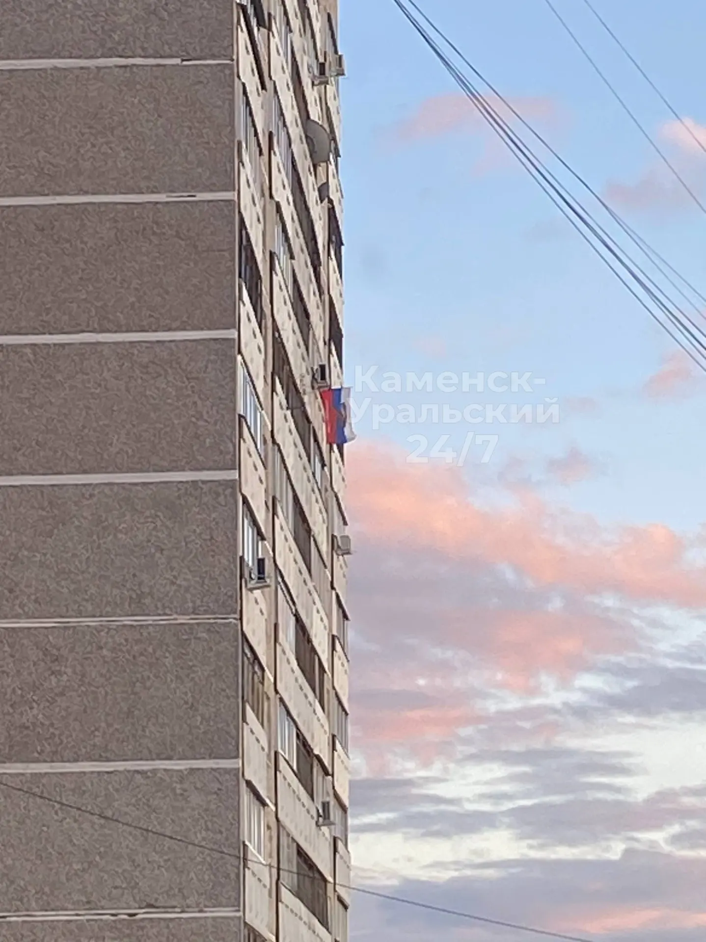 🇷🇺На доме № 118 по улице Октябрьской в Каменске-Уральском был замечен флаг России, ра...