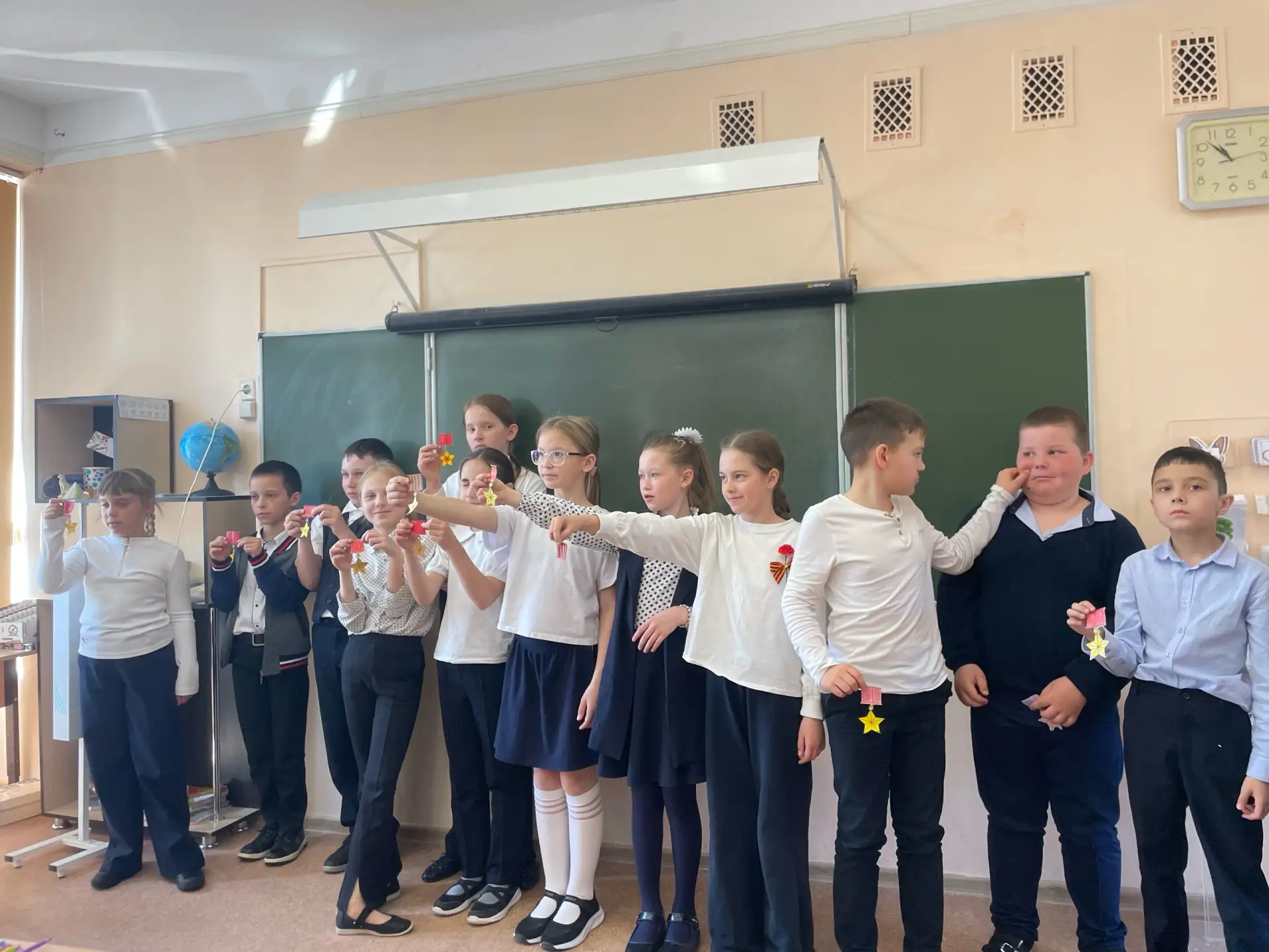 ⭐ «Сокол Победы»: как 3-й класс познакомился с героем-лётчиком Алексеем Грачёвым  6 мая ученицы 10 к