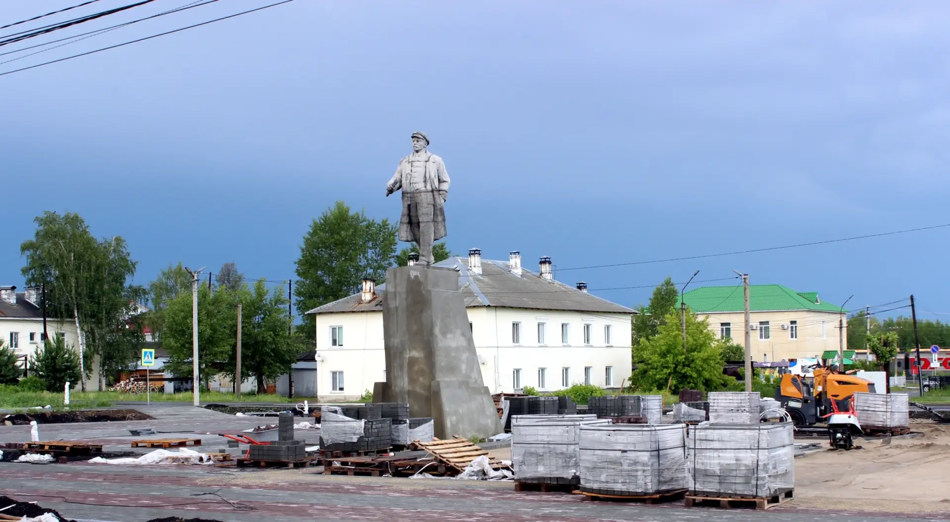 Проверил ход работ по реконструкции центральной площади имени В.И. Ленина, где продолжа...