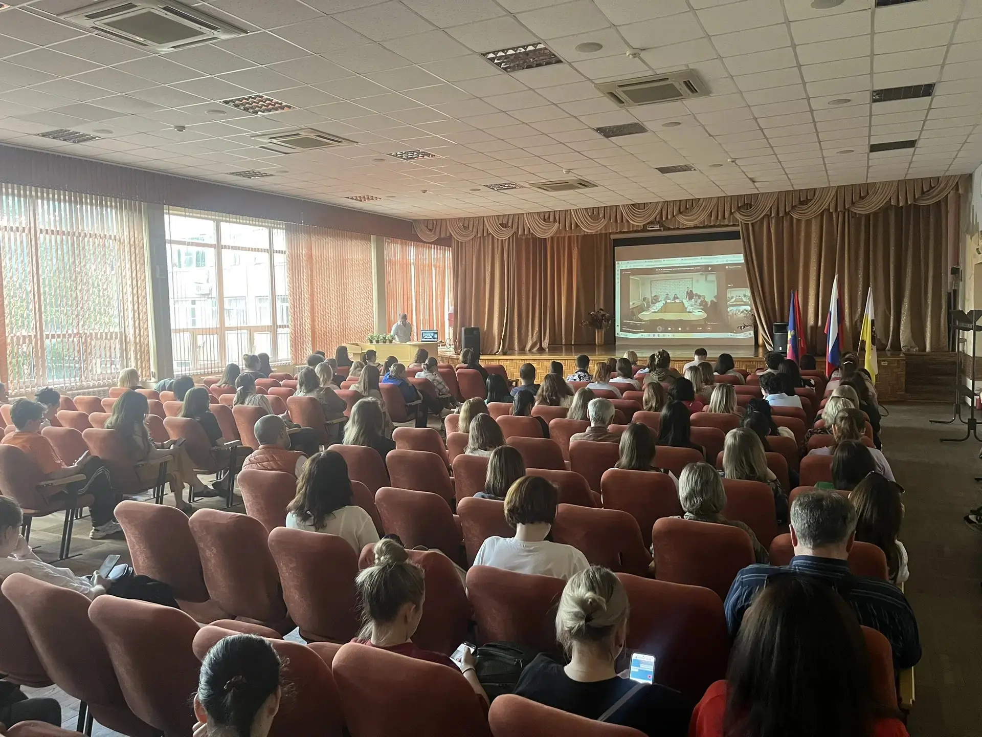 Уважаемые родители!  На базе МАОУ лицей 90 прошло краевое родительское собрание в режиме ВКС 21 мая 