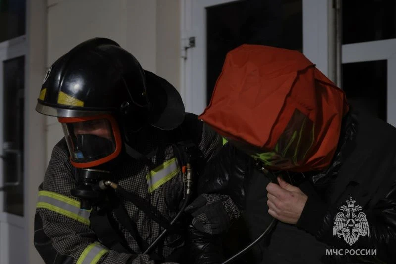 Двенадцать человек эвакуировали из горящей пятиэтажки в Кокуе   Огнеборцы эвакуировали 12 человек из
