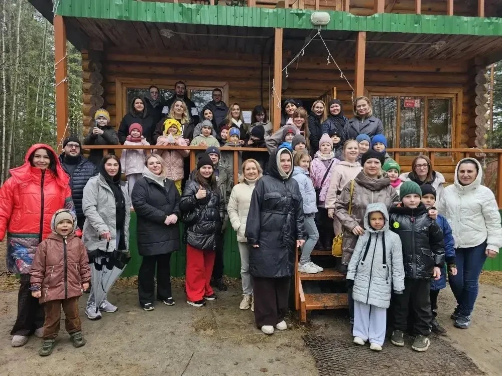 🌲 В гостях у природы: 1 «Б» в Сибирских Увалах!  Дождик? Не помеха! Ученики и родители 1 «Б» класса 