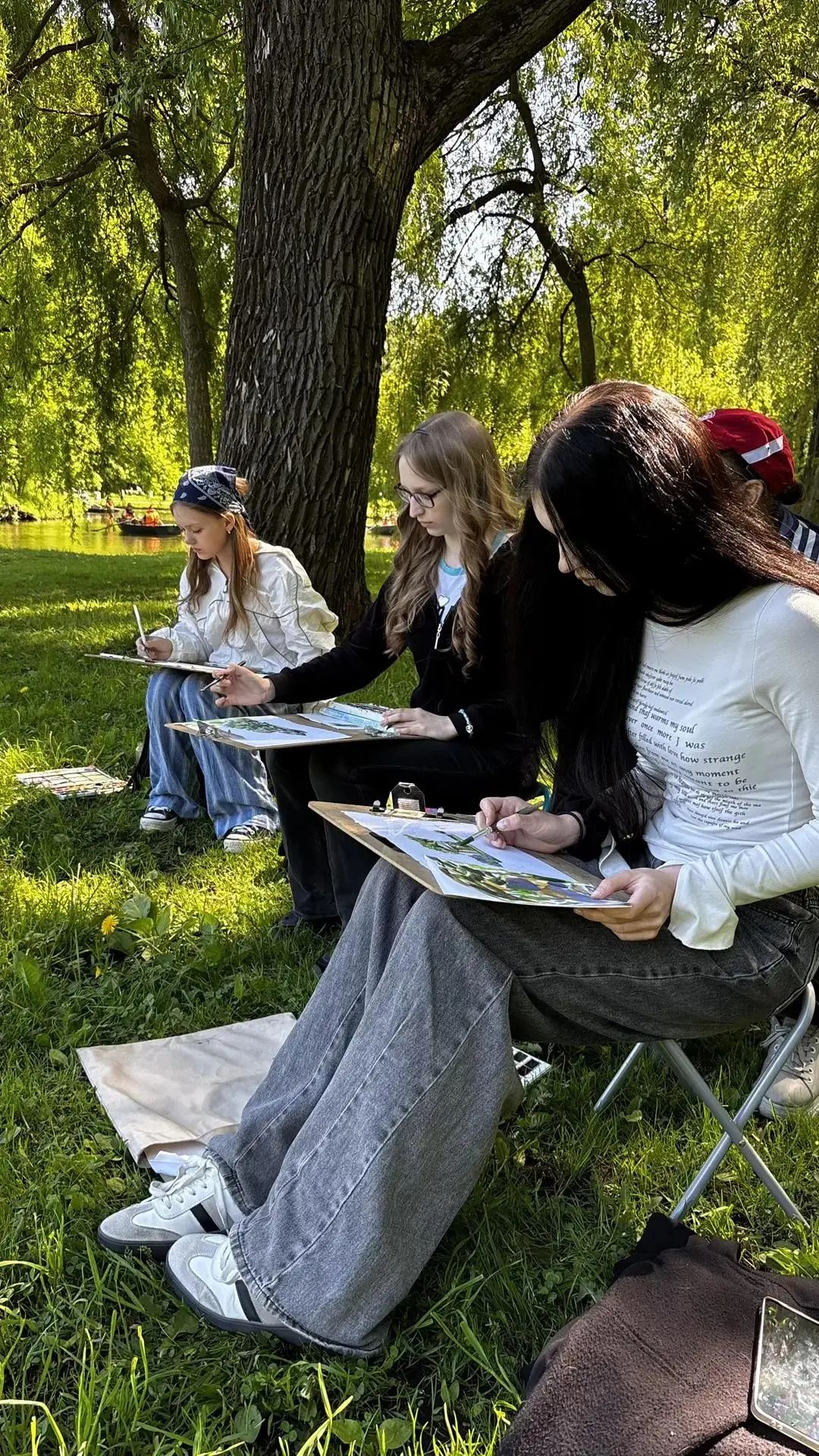 В Екатерингофе снова звучат кисти!🎨✨

У пруда, напротив нашей изящной ротонды, развернулся настоящи