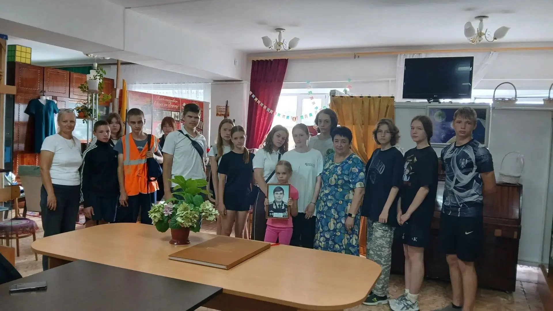 Трудовой десант в действии! 💪

На днях наш дружный отряд отлично потрудился и культурно отдохнул:

