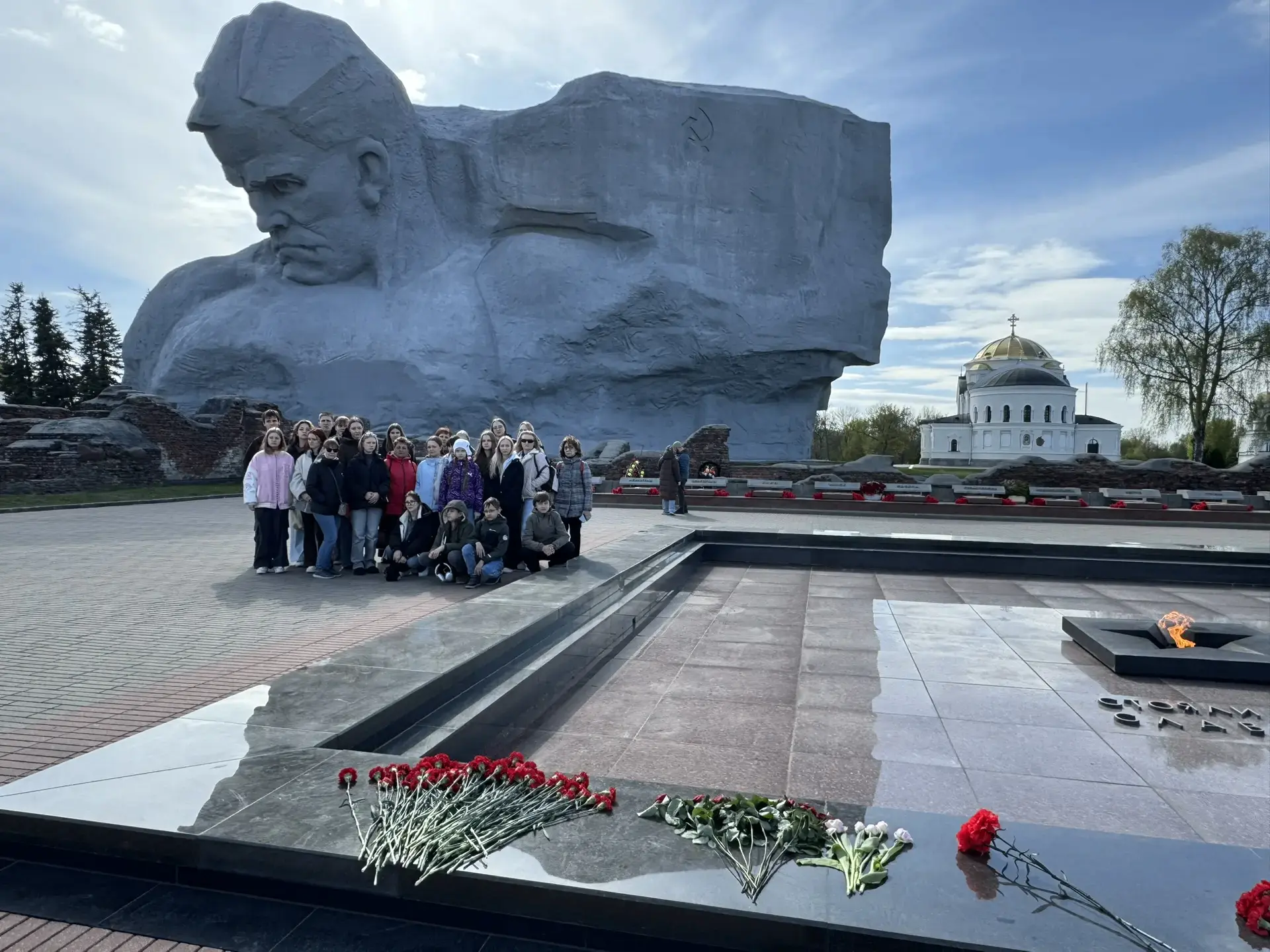Сергей Орлов
В Бресте
 
Здесь первый шаг свой сделала война
В июне, в сорок первом, на рассвете.
Зде