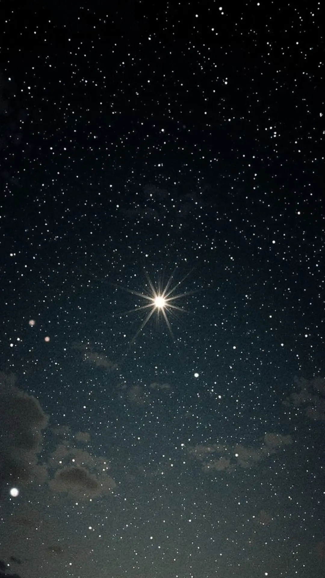 Не спалось. Женщина третью ночь подряд просыпалась в три часа пятнадцать минут. Словно ...