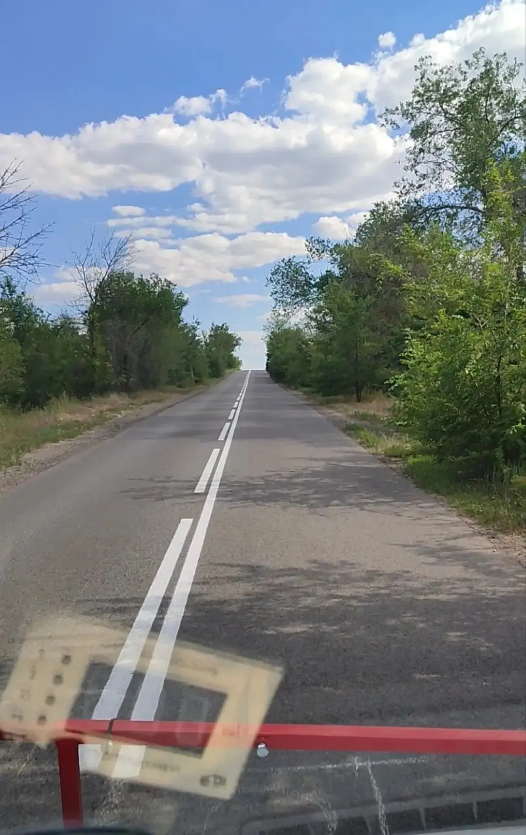 🦺ГУП ЛНР "Луганский автодор" выполняет работы по нанесению дорожной разметки в Перевальском и Славя