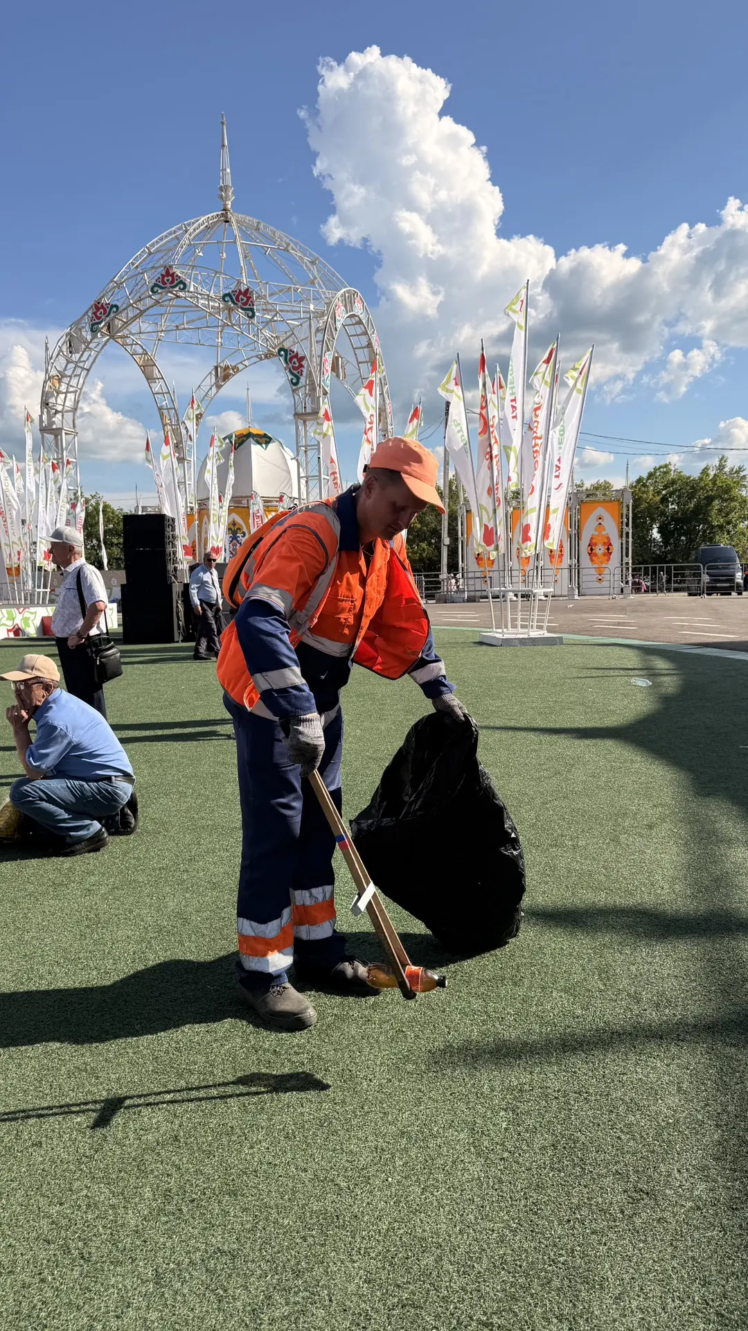Пока альметьевцы делятся впечатлениями от Сабантуя, работники ГУАД уже наводят порядок на праздничны