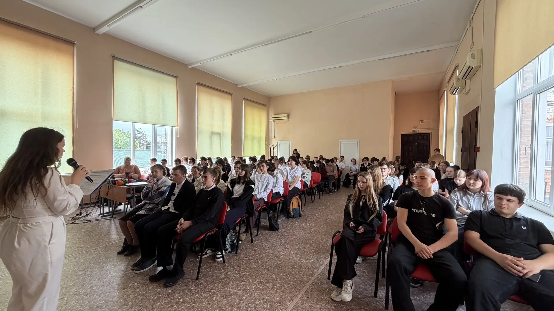 Сегодня для параллели 9ых классов , специалист МЦ « Ритм» провела профориентационную  беседу 👨‍🚒👷🧑‍🔬