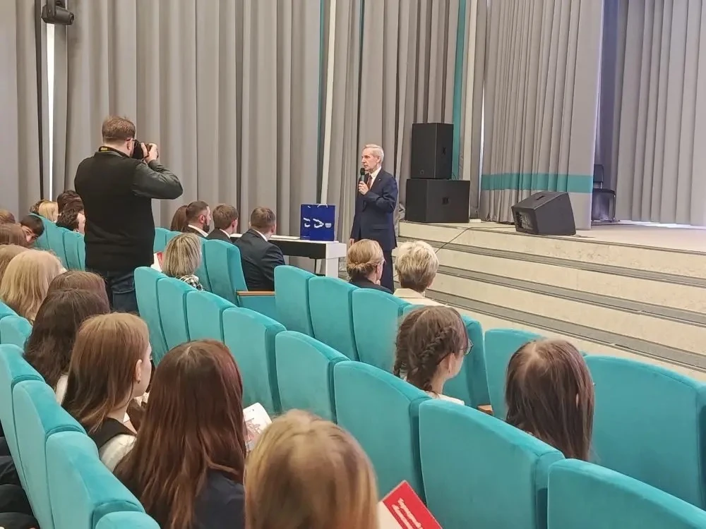22.05 учащиеся нашей школы встретились с руководителем фракции "Единая Россия" Тюменской областной Д