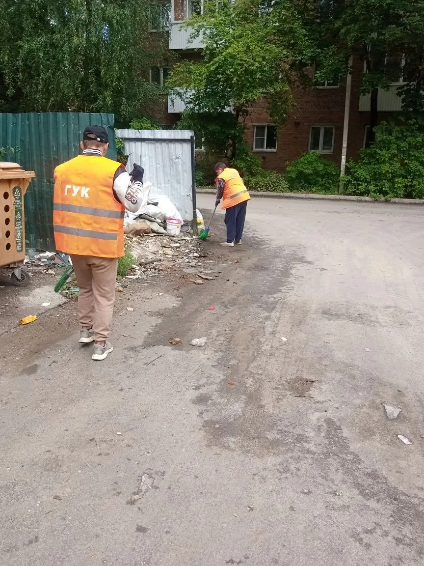🧹 Работа дворника - это не только дорожки, но и контейнеры 
 
Наши сотрудники ежедневно заботятся о