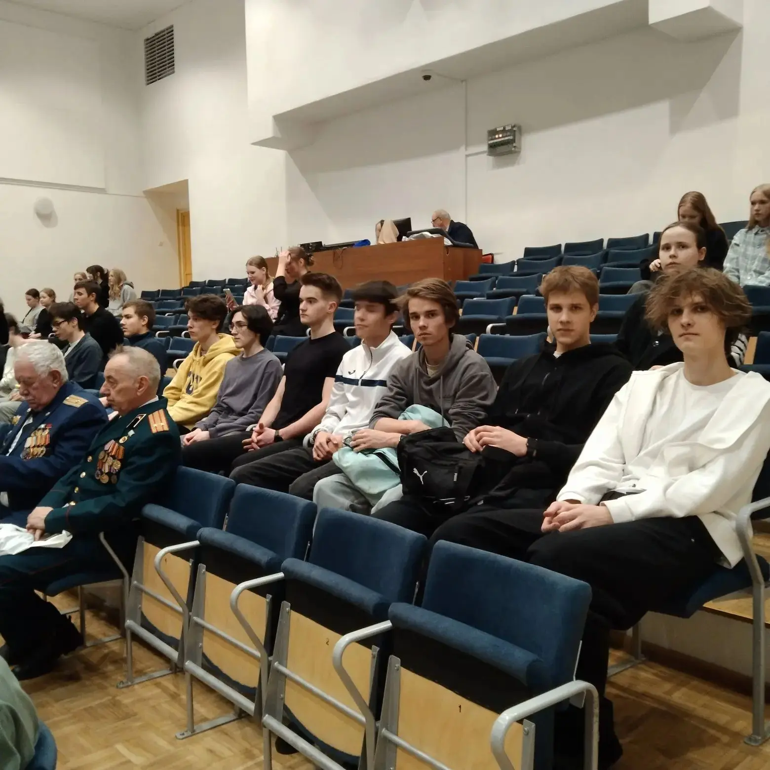 🗒14 февраля учащиеся 10А и 11Б классов посетили в КДЦ «Южный» мероприятие, посвященное 37 годовщине 