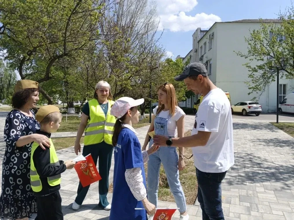 В канун празднования 9 мая отряд Юных инспекторов дорожного движения нашей школы провел акцию «Их им