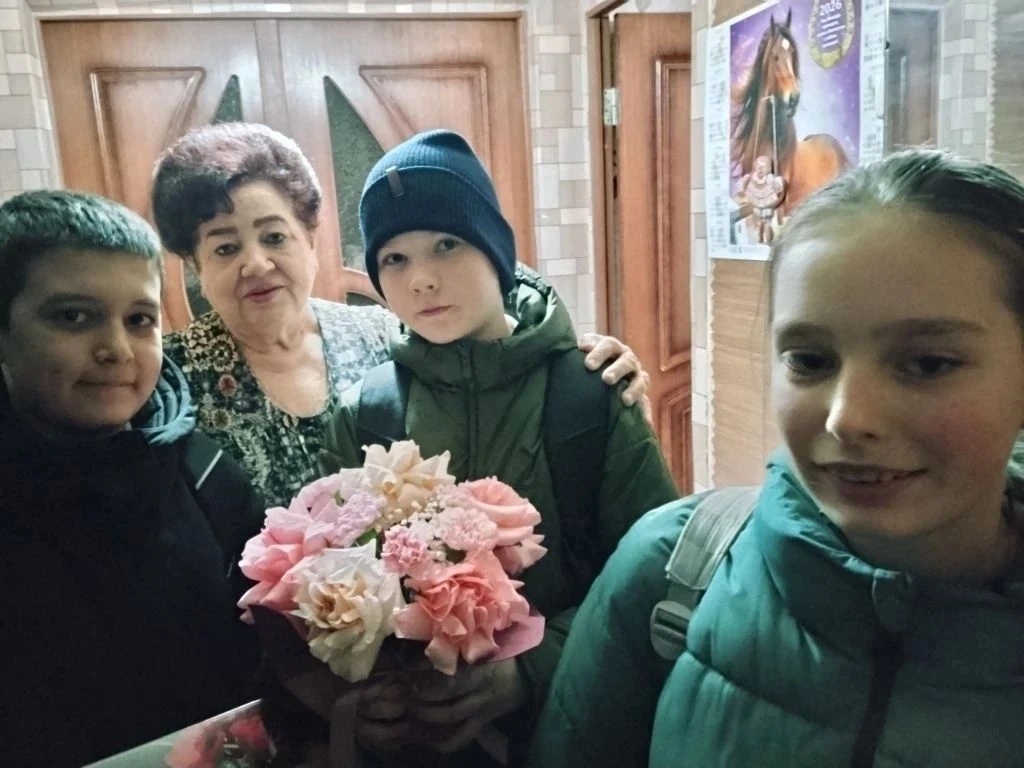 Весенний десант уважения!   В преддверии Международного женского дня учащиеся нашей школы провели ве