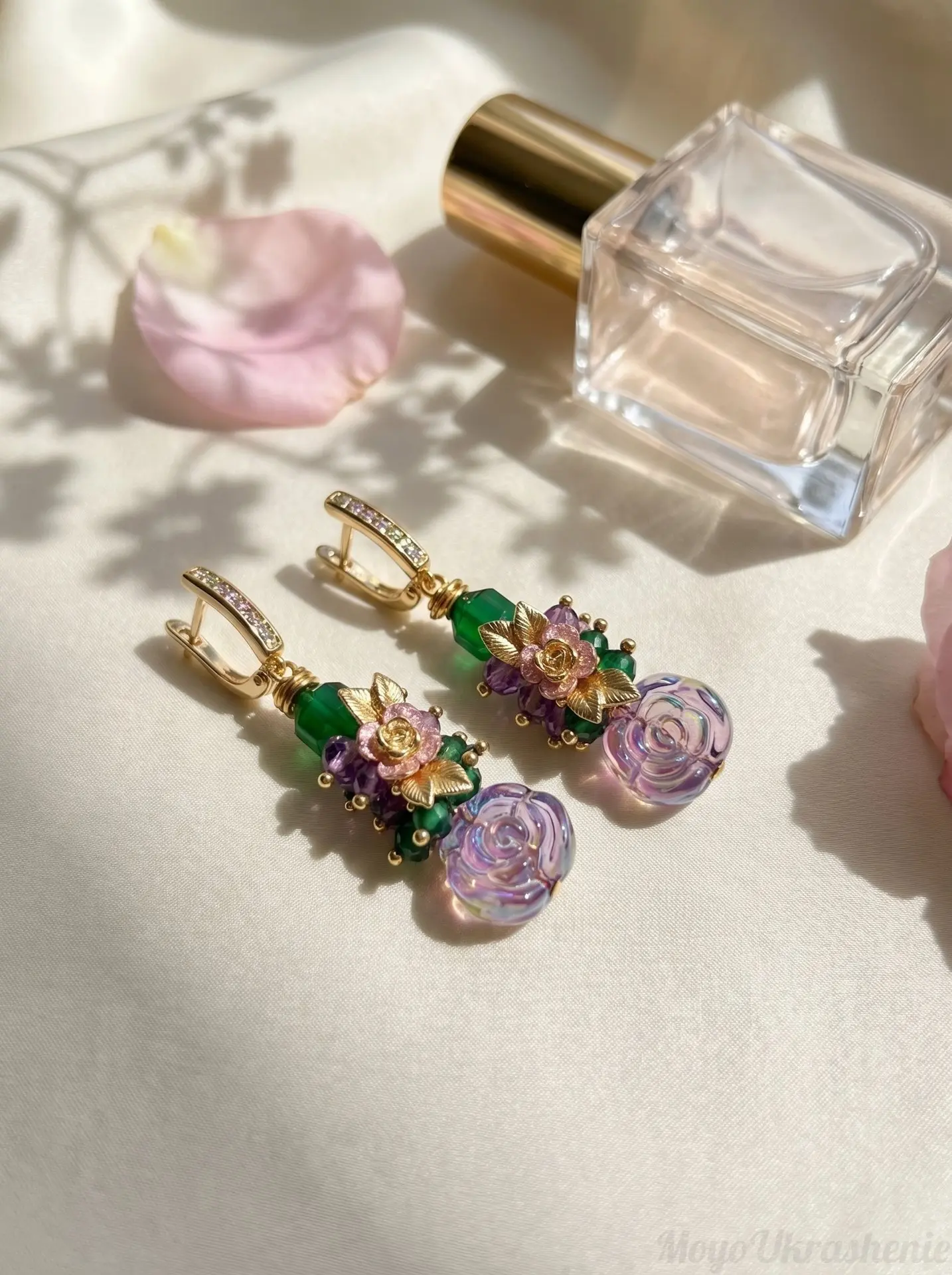 Цветочный вальс 🌸
Серьги, которые пахнут утренним садом.

Смотрю на них рядом с флаконом духов — и 