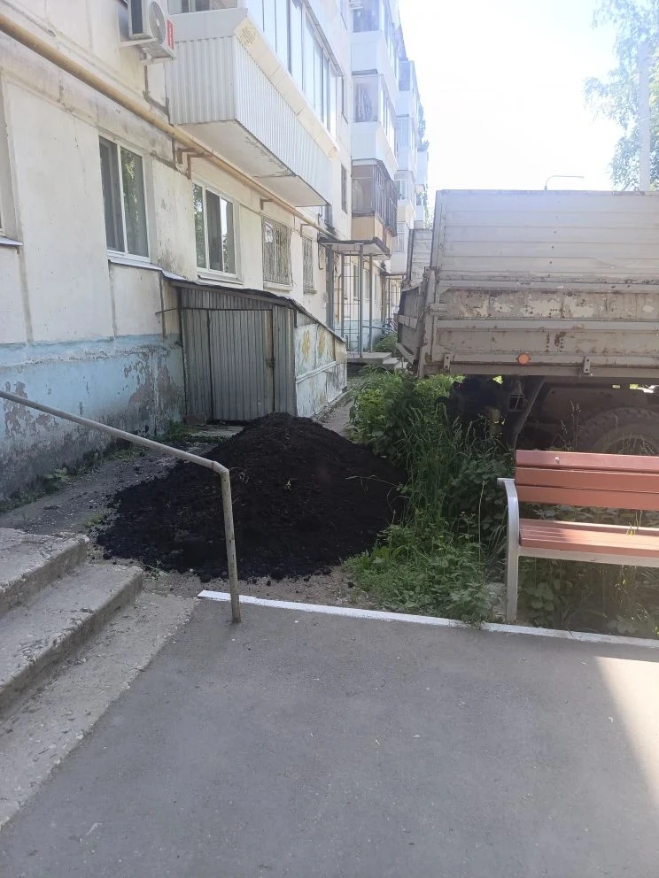 Осуществляется завоз грунта на придомовые территории.