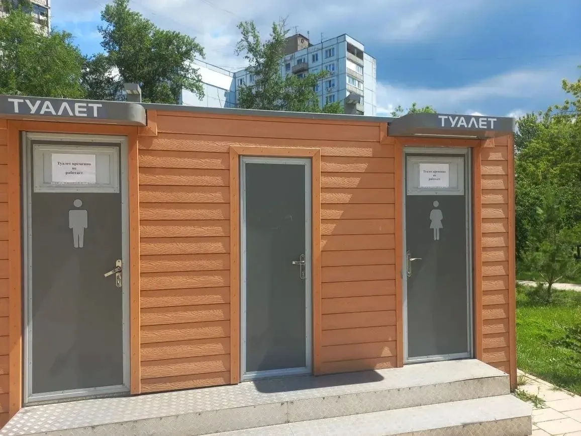 Сегодня по всему городу оказались закрыты общественные туалеты, сообщили жители. На Воронежских озер