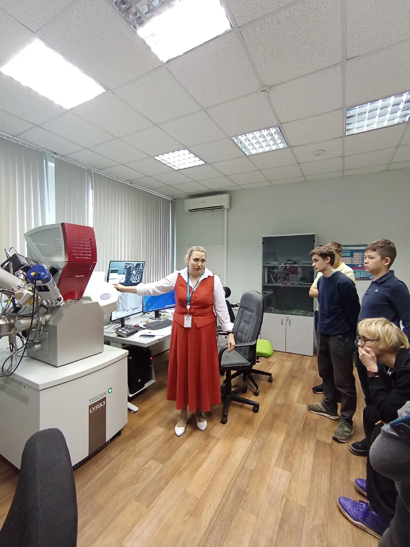 🔬 Ученики 10 «Б» класса посетили институт «Гипроникель» в рамках профориентации!  📚 Ребята узнали о 