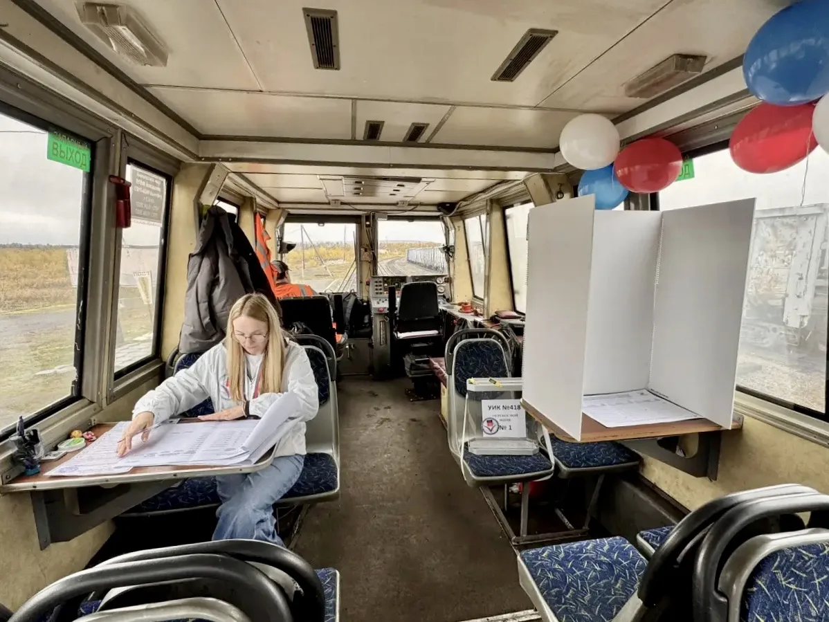 🚂 Романтика рельсов и надежность дороги: как голосовали на мотовозе в Кольском округе