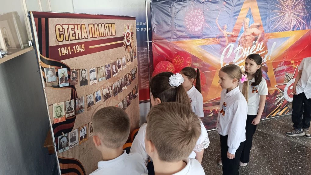 Помним. Гордимся. Чтим.🙏  В нашей школе открылась «Стена памяти». Это не просто стенд с фотографиями