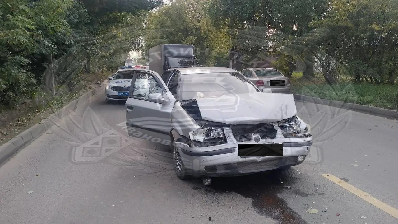 В Ивановском районе на трассе Золотое Кольцо столкнулись два автомобиля Фольксваген. Ав...