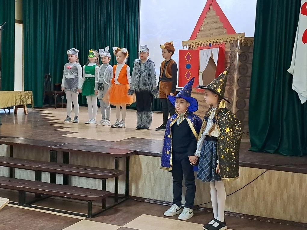 Сегодня младшая группа школьного театра "Миниатюра"  (ребята 2Б класса) приняли участие...