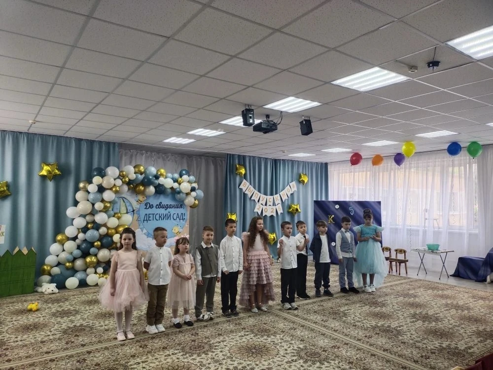 Сегодня наши выпускники устроили настоящий спектакль! 🎓
Провожать их в школу пришли ребята из сосед