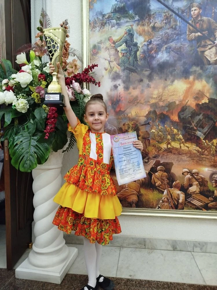 Ученица 1 "В" класса Бровина Аксинья в составе хореографического ансамбля "Фейерверк" стала Лауреато
