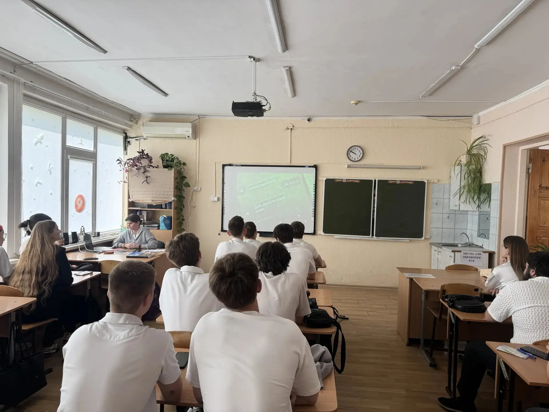 В МБОУ СОШ № 4 им. В.М. Евскина прошли профилактические беседы с подростками. Школьникам рассказали 