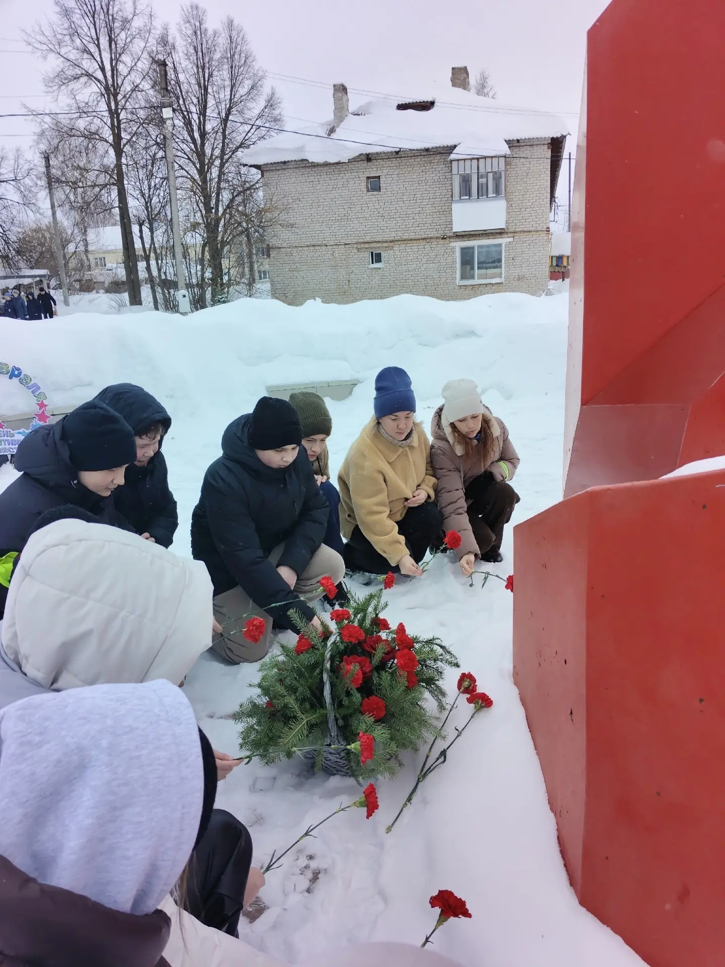 В день защитника Отечества в сквере 70-летия Победы поселка Сернур состоялось торжественное возложен